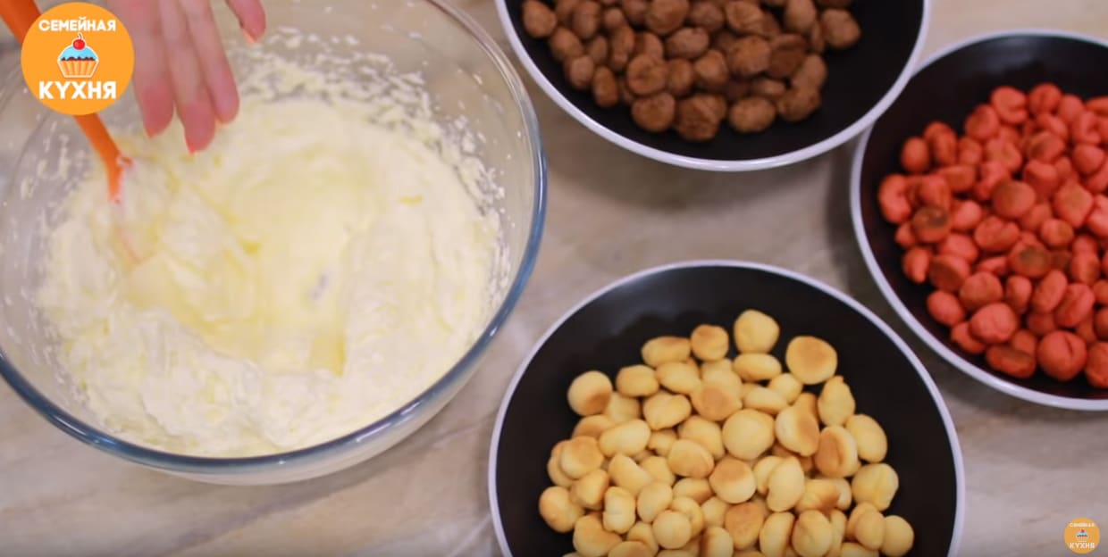 Торт из шариков со вкусом шоколада, клубники и фисташек