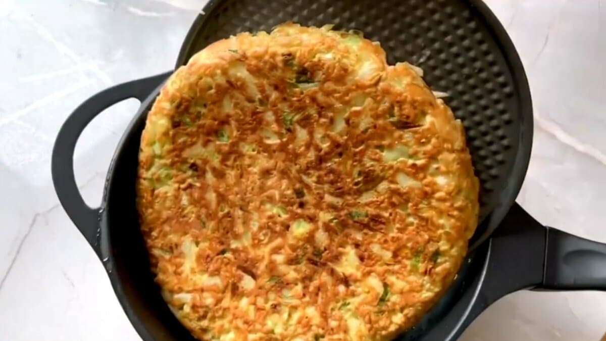 Капустный пирог на сковороде на плите рецепт с фото