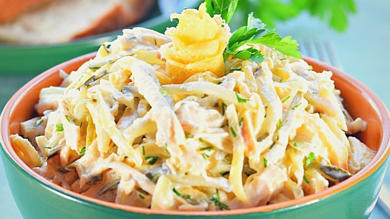 Салат с блинчиками и курицей